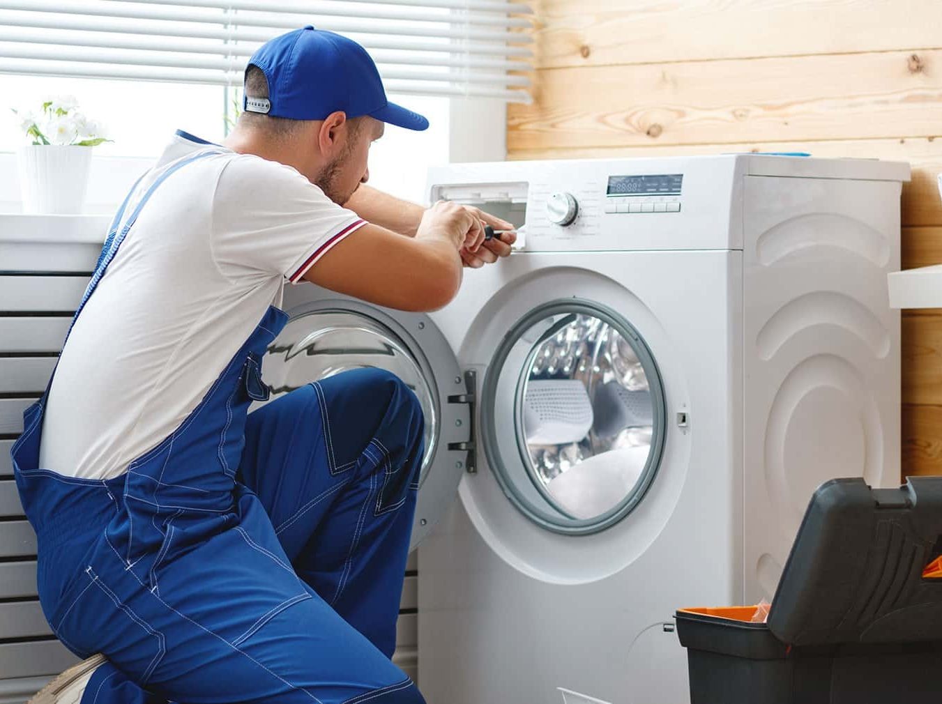 Técnico reparando electrodoméstico Siemens en Conil